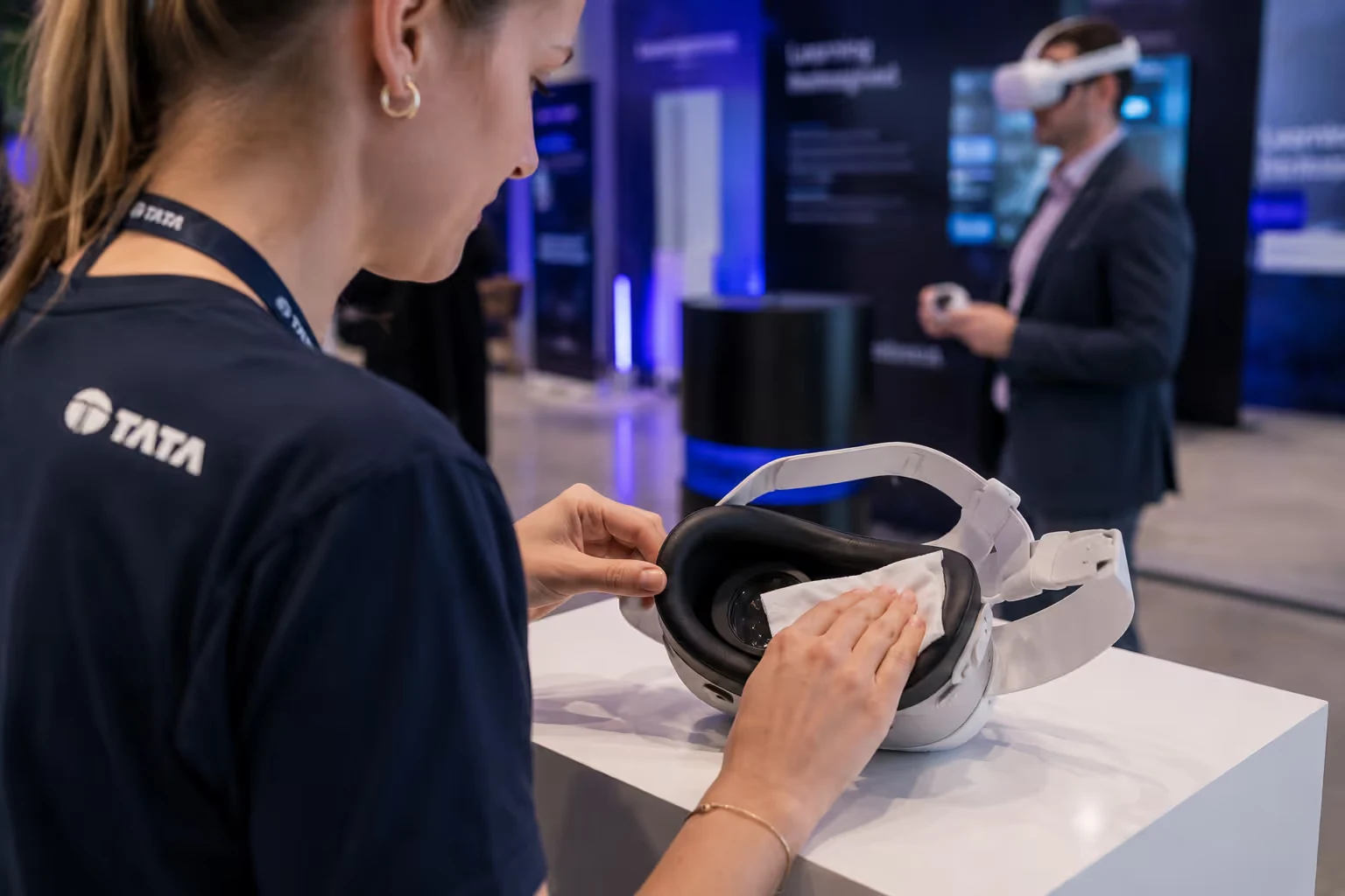 The 3-minute rule: running high-throughput VR and hologram displays at corporate events: What they did: a structured, high-throughput model